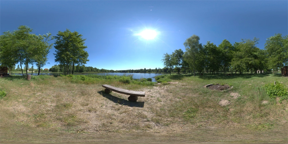 阳光明媚的湖边草地360度全景图